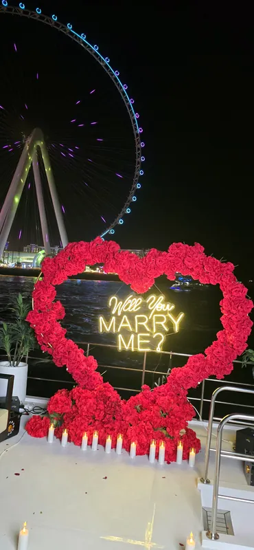 Сердце из роз со светящейся надписью Will you marry me на яхте ночью