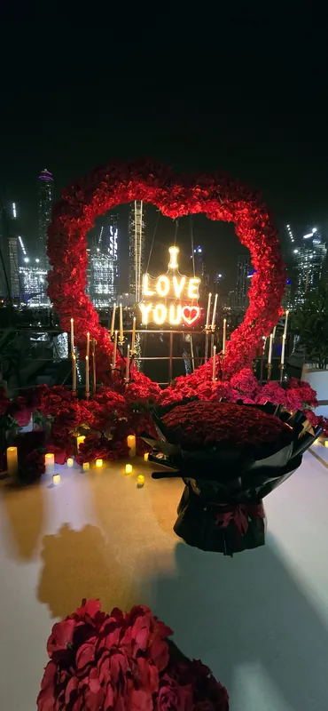 Сердце из красных роз с надписью I love you и свечами на яхте ночью